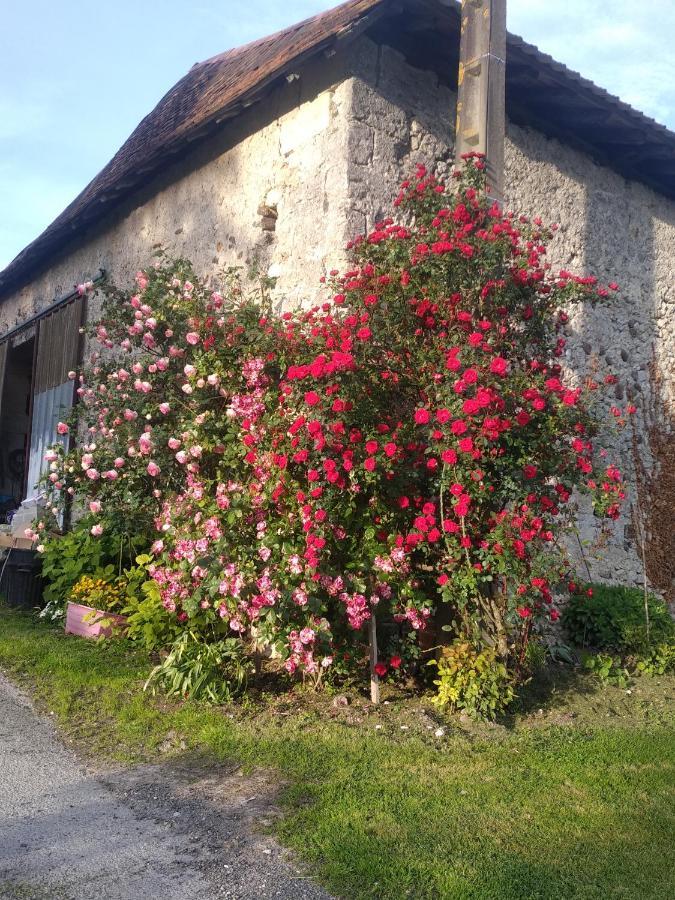 Maison De Campagne A La Ferme Villa Pillac Exterior photo